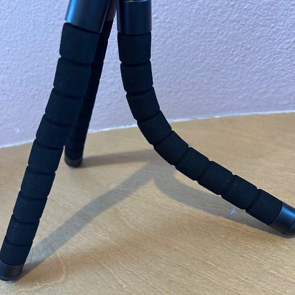 Bendable iPad/Tablet Stand & Phone/Camera/Gopro Tripod/Selfie Stick with Remote - Picture 9 of 10